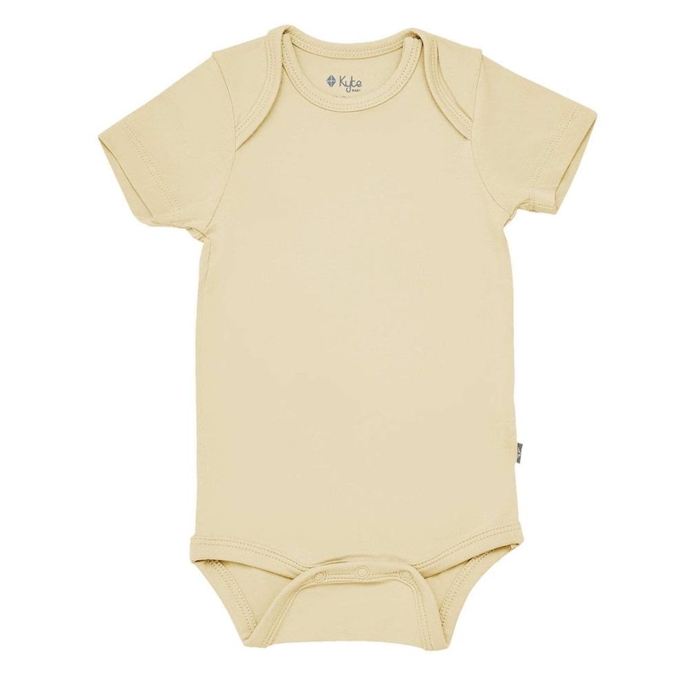 Kyte Baby short-sleeve bodysuit in Wheat 0-3